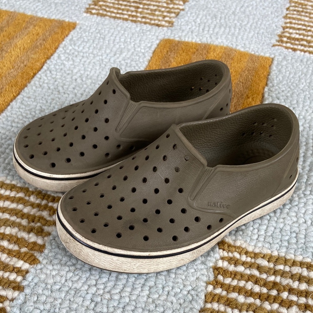 Native Jefferson slip on waterproof shoes size toddler 9